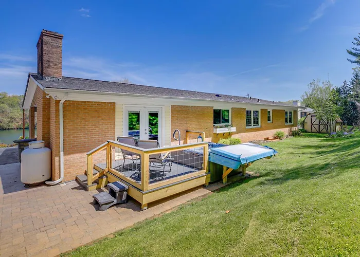 Lakefront Kingsport Home W/ Private Hot Tub!