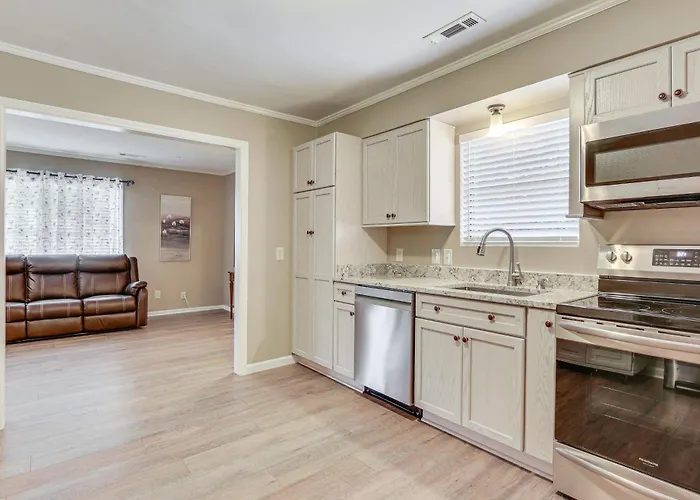 Walk To Restaurants: Bluffton Retreat W/ Patio