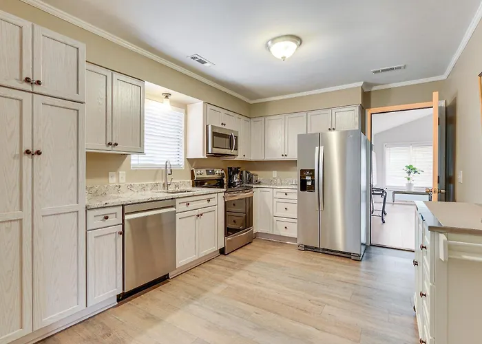 Walk To Restaurants: Bluffton Retreat W/ Patio