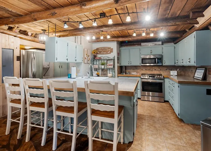 Log Cabin-King-Soaring Ceiling-Full Kitchen-The Cuddly Cow