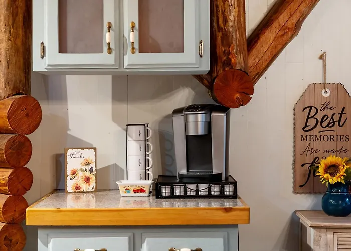 Log Cabin-King-Soaring Ceiling-Full Kitchen-The Cuddly Cow