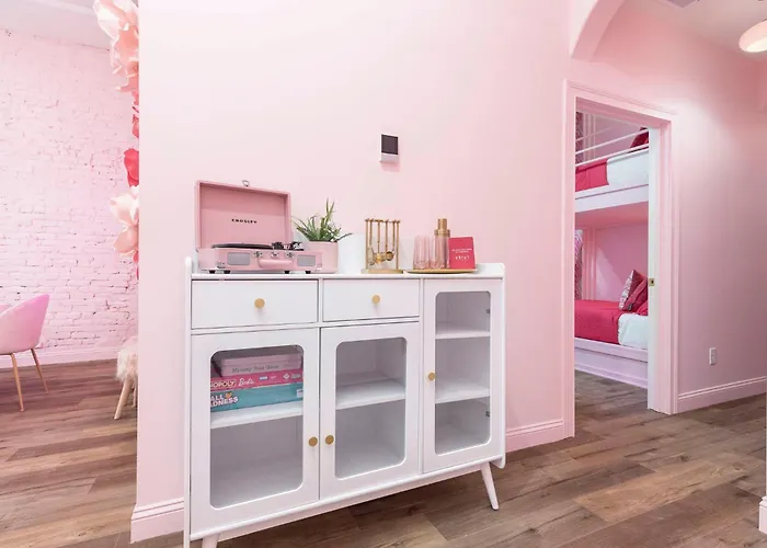 The Kentucky Rose By Hollyhock Suites