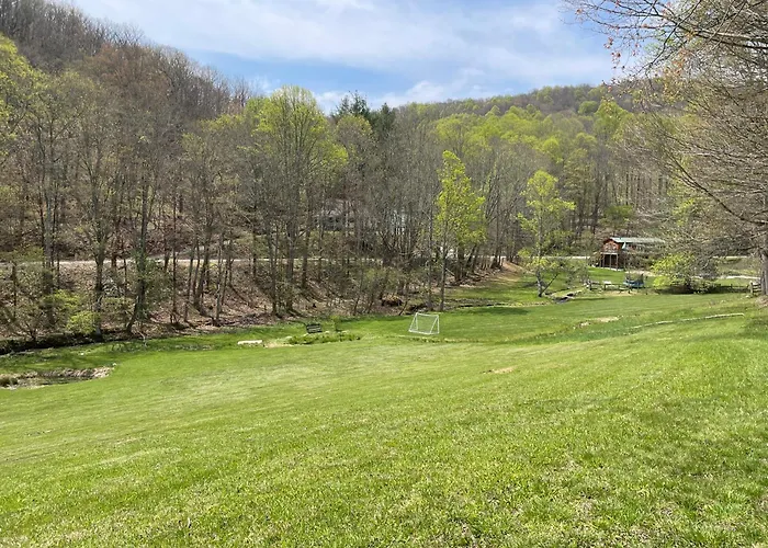 Creekside Getaway - King Bed - Full Kitchen