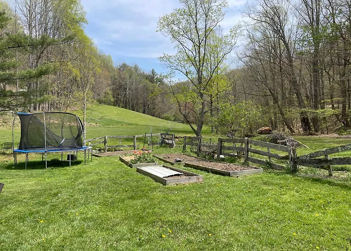 Creekside Getaway - King Bed - Full Kitchen