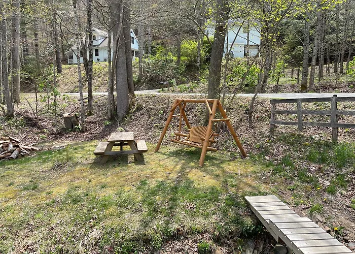 Creekside Getaway - King Bed - Full Kitchen