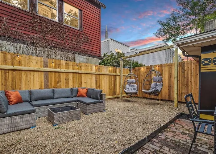 Cozy Southside Pitt Home W/ Pool Table +Yard