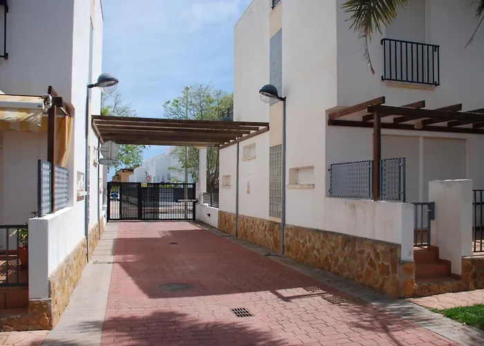 Magnifico Adosado Con Piscina En Urb. Palm Beach