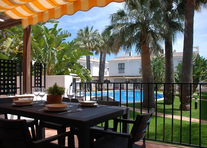 Magnifico Adosado Con Piscina En Urb. Palm Beach