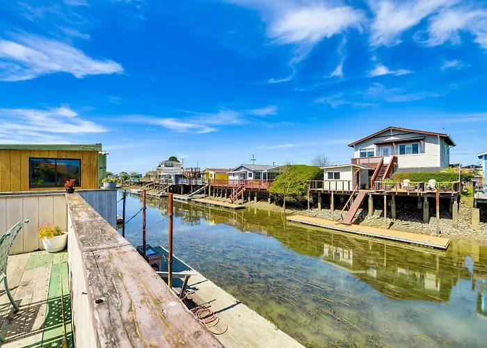 Peaceful Eureka Beach Cottage W/ 30-Foot Dock