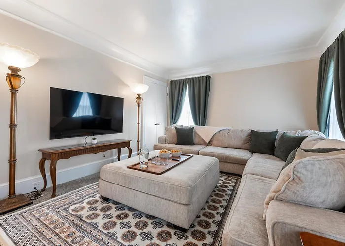 Beautiful Condo - King Bed - Free Waffle Breakfast