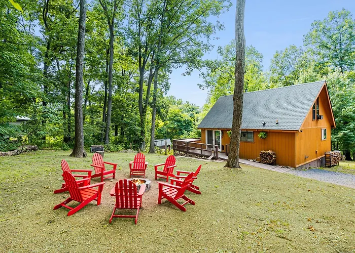 Quaint Loft Cabin W Hot Tub, Firepit, Deck & Grill