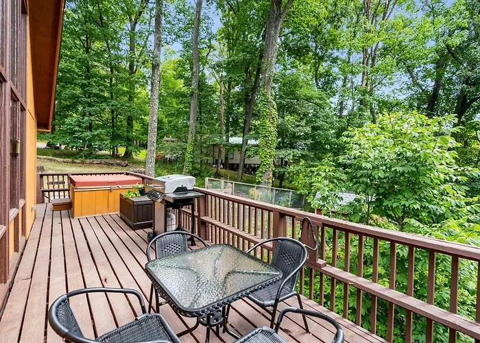 Quaint Loft Cabin W Hot Tub, Firepit, Deck & Grill