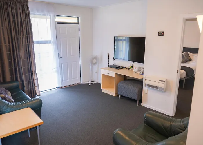 Victoria Court Motor Lodge - Spa & Free Parking