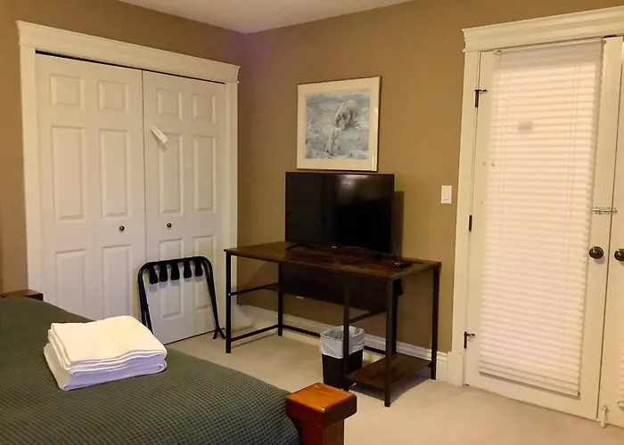 Neckpoint Treasure Bnb