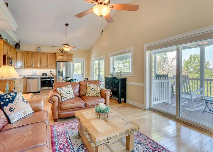 Lake-View Condo With Covered Deck In Hiawassee!