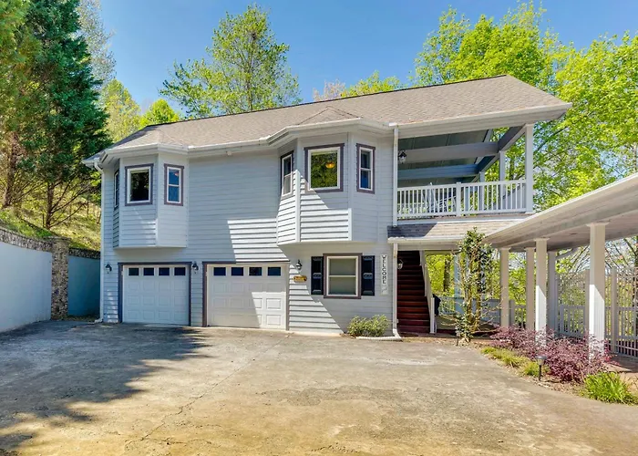 Lake-View Condo With Covered Deck In Hiawassee!
