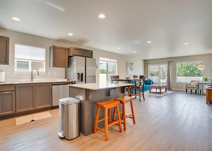 Charming Home W/ Mtn & Columbia River Views!