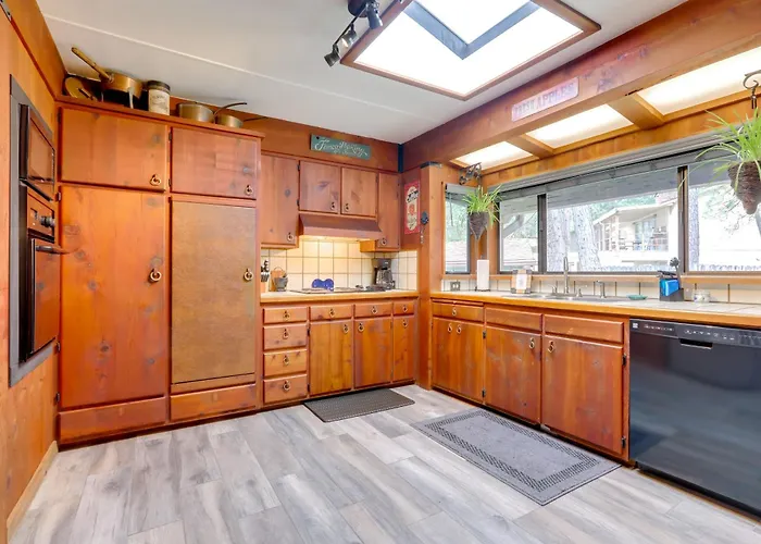 1 Mi To Lake: Hot Tub Haven In Pollock Pines!