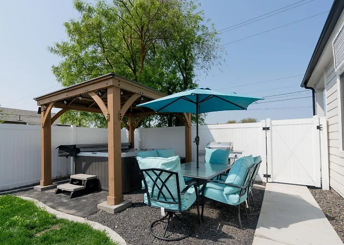 Updated Family Friendly Hillyard Gem New Hot Tub!