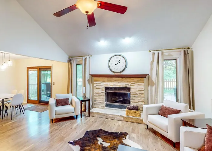 Dog-Friendly Yard! Family Retreat In Fort Wayne