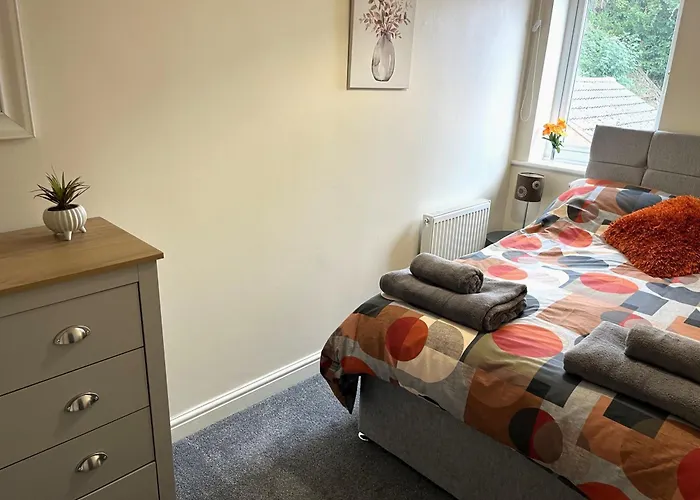 Claygate Place - Entire 2 Bed House, Off Street Parking - Perfect For Holiday Breaks Or Contractors