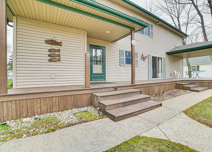 Family-Friendly Houghton Lake House: Steps To Lake