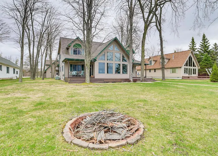 Family-Friendly Houghton Lake House: Steps To Lake