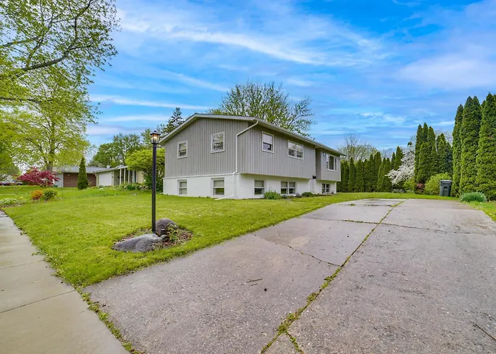 Modern Urbana Home: 2 Mi To University Of Illinois