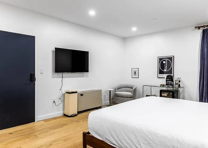King Bed , Dtwn, 50 In Roku Tv , Fiber Internet, Room # 203