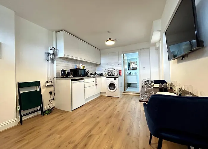 Comfortable 2-Bedroom Modern Flat - Near A1-M25 - Van Parking - Split Beds - Pub On Walk