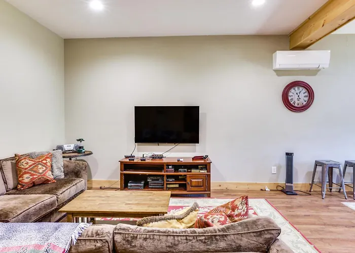 Family Cabin W/ Private Hot Tub & Views In Boone!