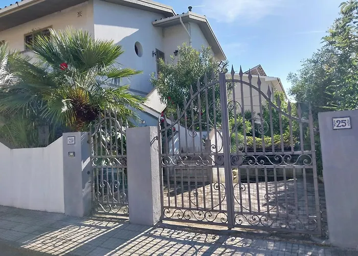 Appartamento Uso Esclusivo Con Giardino, Posto Auto, Barbecue E Aria Condizionata