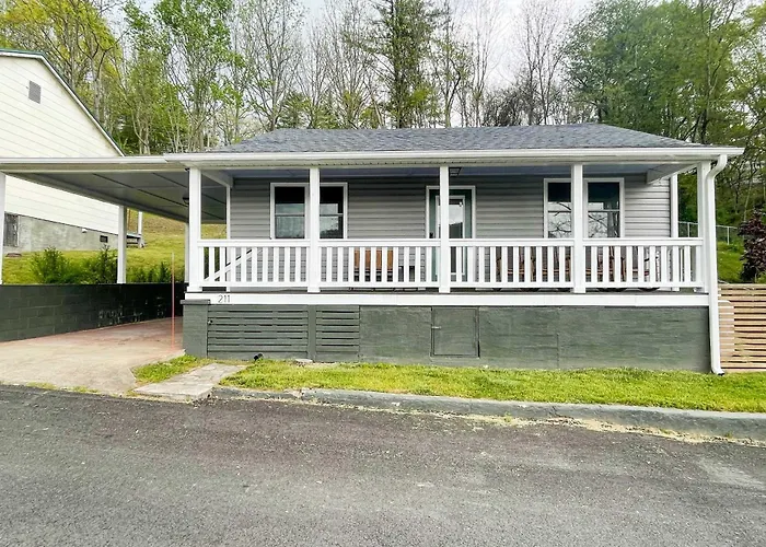 Cozy Fries Escape W/ Mountain & River Views!