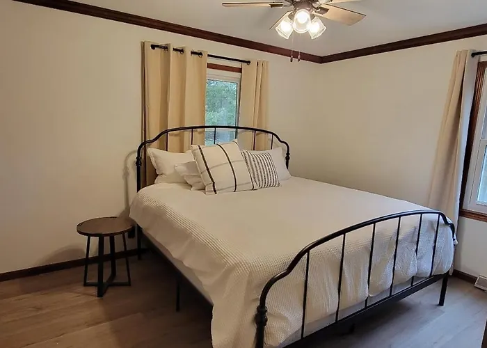 100 Acre Red Brick Ranch Hocking Hills Cabin Hot Tub 12