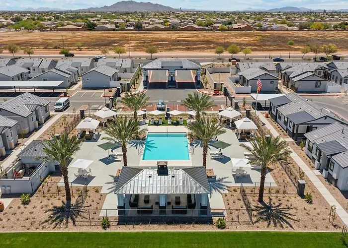 Fresh Modern Home In Buckeye With Pool,Bbq