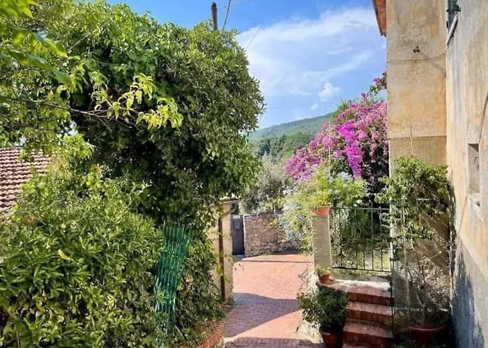 La Casa Di Mezzo - The Middle House