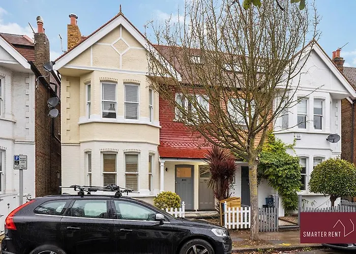 Richmond - Spacious 2 Bedroom Flat - With Garden