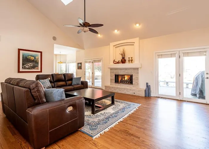Luxurious 4Br Retreat - Pool Table & Chic Amenities