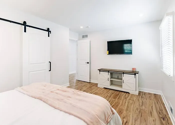 Beautiful Luxury Home Freshly Renovated With Big Yard, Seating & Grill Pad
