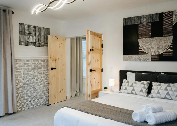 New! Cozy And Modern Unit With Hot Tub