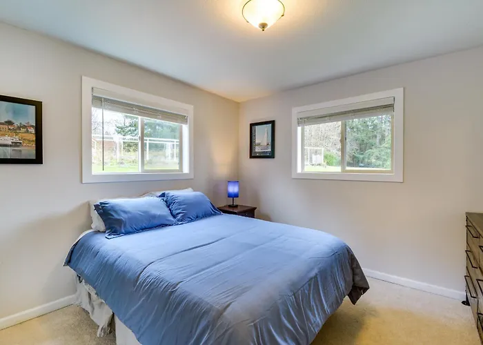 Port Townsend Home: Spacious Yard & Mountain Views