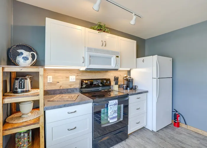 Lakefront Shell Knob Condo W/ Deck & Grill!