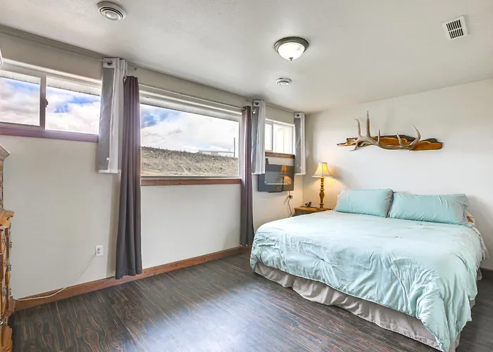 2 Mi To Dtwn Buffalo: Mtn-View Retreat W/ Patio!