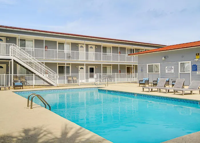 Airy Biloxi Condo W/ Patio: Walk To Beach!