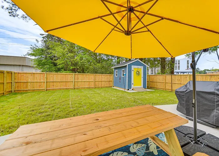 Walk To Restaurants! Elizabeth City Home W/ Yard