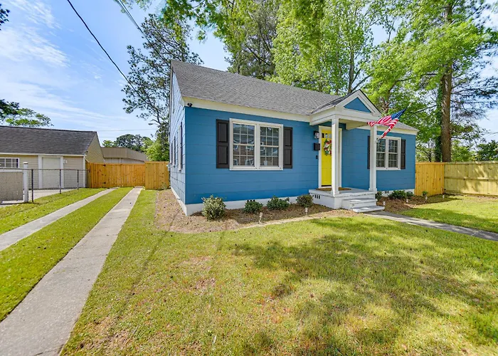 Walk To Restaurants! Elizabeth City Home W/ Yard