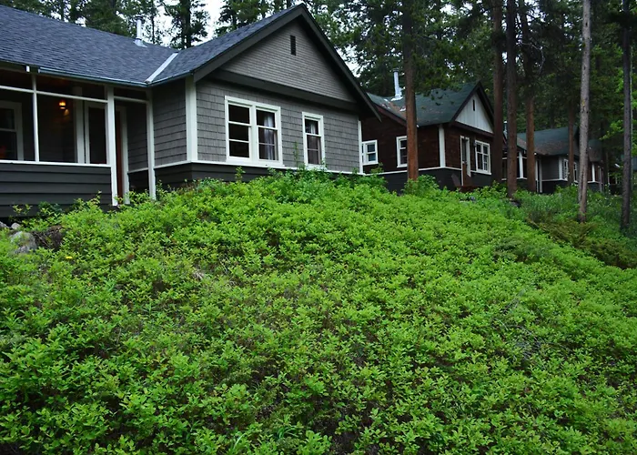 Johnston Canyon Lodge & Bungalows