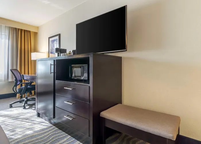 Best Western Plus Edmonds Harbor Inn