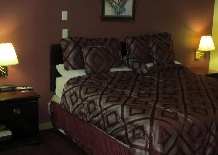 First Western Inn - Fairmont City