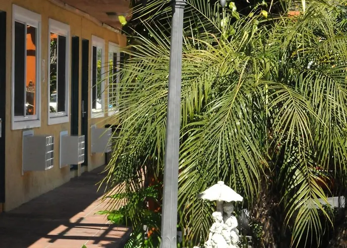 Sandyland Reef Inn